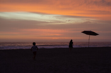 Fototapeta premium atardecer en la playa