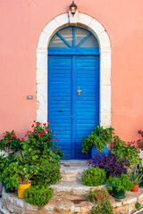 Fototapeta na wymiar Blue door in Astros, Greece