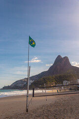 Bandera de Brasil en playa del Leblon con el fondo de la piedra dos hermanos - Rio de Janeiro	