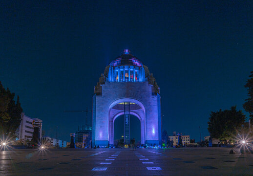 Monumento a la Revoluci&oacute;n, ciudad de M&eacute;xico. De noche, iluminaci&oacute;n. 