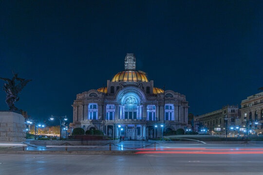 Palacio de Bellas Artes de noche, ciudad de M&eacute;xico. 