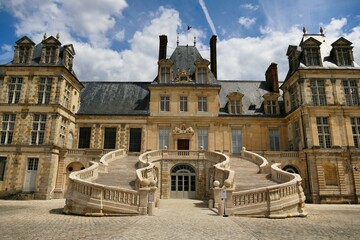 
L’escalier double devant la façade du château de Fontainebleau
