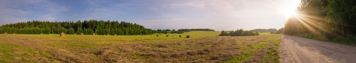 Obraz premium Evening landscape, sunrise or sunset on the lake or the sea