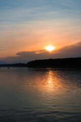 Obraz premium Evening landscape, sunrise or sunset on the lake or the sea