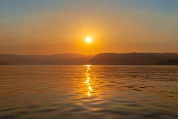 Obraz premium Golden sunset on the lake
