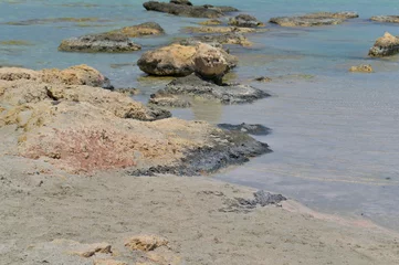 Crédence de cuisine en verre imprimé  Plage d'Elafonissi, Crète, Grèce Sandy pink beach with rocky stones and azure sea water