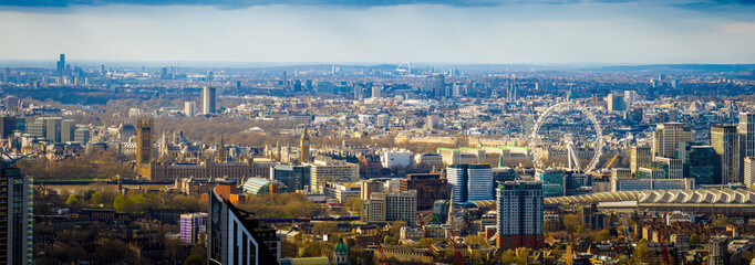 Obraz na płótnie Canvas Aerial view of central London from South bank