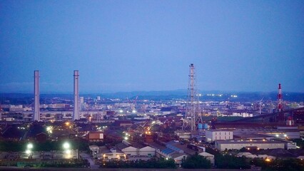 東京湾に面している千葉の夜の工業地帯
