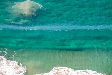 Fototapeta na wymiar Turquoise Waves, Byron Bay Australia
