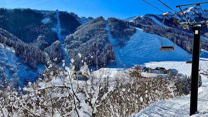 スキー場のリフトから見た晴天のゲレンデ