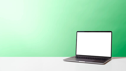 緑の壁とノートパソコン