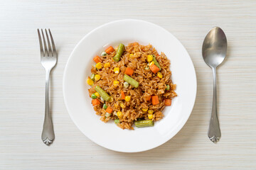  fried rice with green peas, carrot and corn