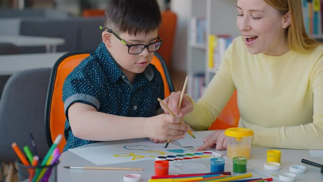 Educational psychologist develops skills of a boy with Down Syndrome by teaching artistic drawing