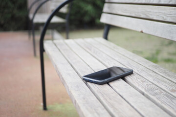 forget smartphone on a park bench, lost smart phone 