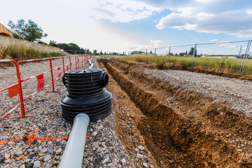 Obraz premium Tranchée pour installation des réseaux d'eaux usées.