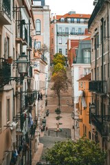 Fototapeta na wymiar Beautiful narrow and colored street in Lisboa, portugal