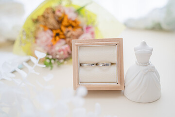 花束と指輪の結婚イメージ