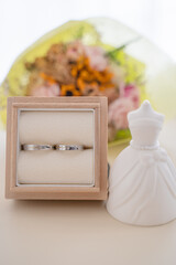 指輪と花束の結婚イメージ