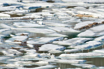 破間川ダムの雪流れ（新潟県）