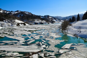 破間川ダムの雪流れ（新潟県） © UI_forever