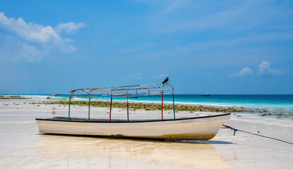 Fischerboot  am Strand von Sansibar Schöne tropische Insel Sansibar. Meer und Strand von Sansibar,...