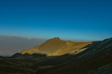 montaña en el atardecer
