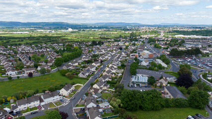 Naklejka premium limerick city skyline Ireland. beautiful limerick urban cityscape over the river Shannon on a sunny day with blue skies.