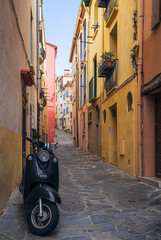 Fototapeta na wymiar Old Narrow Alley in Collioure