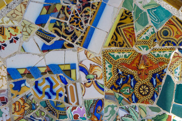 Parc Guell à Barcelone, détail des mosaïques en trencadis de la Place de la Nature
