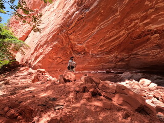 Pessoa no interior da Casa de Pedra, atração turística na região do Pinga fogo, inteiror do município de mineiros, Goiás