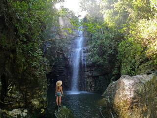 Turista em cachoeira no complexo do Salto corumbá, em Goiás