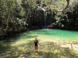 Turista no complexo Cachoeira do Loquinhas em alto Paraíso de Goiás, na chapada dos Veadeiros