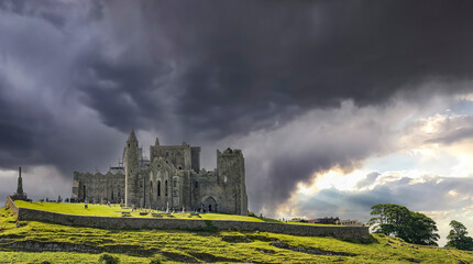 Irland Rock of Cashel dunkle Wolken