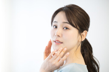 女性のスキンケアに使いやすい美しい美容や美肌のイメージ　顔のアップ 気になる