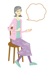 座っている笑顔のシニア女性