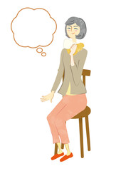 コーヒーを飲む笑顔のシニア女性