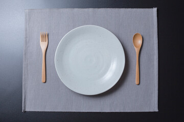 白いお皿とフォークとスプーン