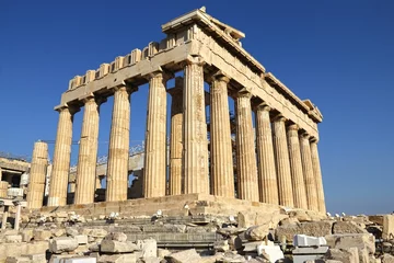 Photo sur Plexiglas Athènes Low angle shot of the Acropolis against a cloudless blue sky in Athens, Greece