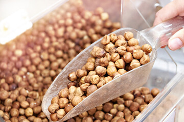 Scoop takes hazelnuts