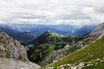 Obraz premium Beautiful view of the Berchtesgaden Alps under a cloudy sky in Bavaria, Germany