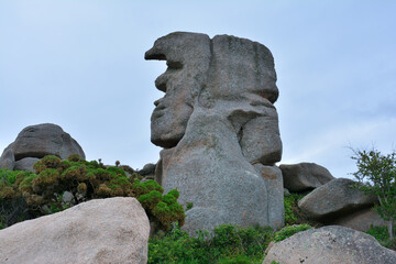 Le célèbre rocher "Le père de Trébeurden" sur la côte de granit rose - Bretagne France © aquaphoto