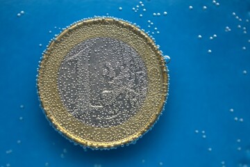Moneta 1 euro tonie we wodzie