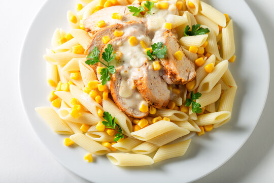 Fresh and delicious penne with chicken and corn.