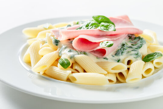 Delicious and fresh penne with ham and bechamel sauce.
