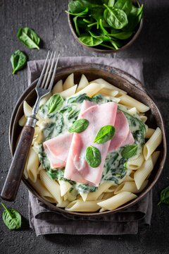 Delicious and fresh pasta with spinach and bechamel sauce.