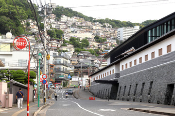 長崎の長崎歴史文化博物館の前から立山の町