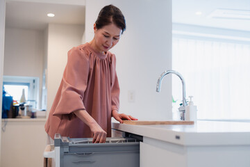 ビルトイン食洗機を使うシニアの女性