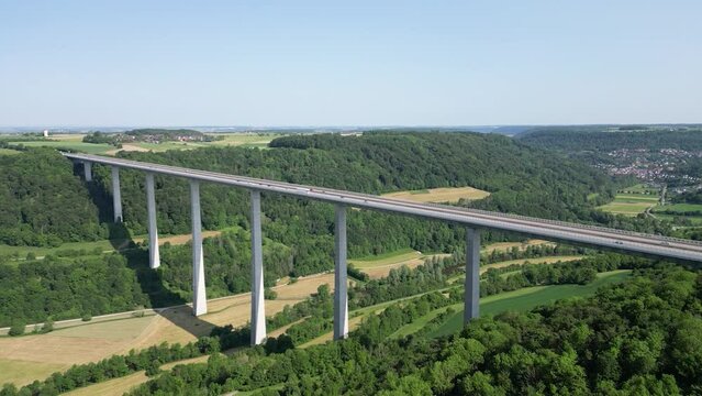 Autobahn und Kochertalbrücke in Hohenlohe, Deutschland