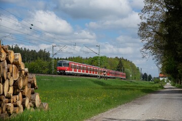 S-Bahn in ländlicher Umgebung bei Sauerlach im Landkreis München, Bayern – S-Bahn in rural...