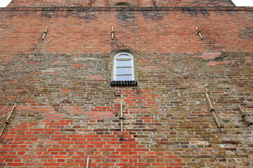 Fenster in der Mauer des alten Leuchtturmes auf der Insel Borkum